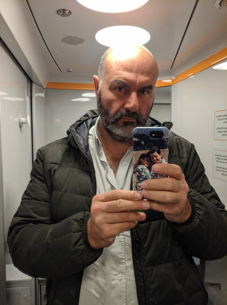 Scopri di più sull'articolo Un vero Cessie dal bagno di Italo. Quella sulla testa è una aureola di santità…