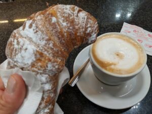 Scopri di più sull'articolo Ti accorgi di essere nella capitale economica d’Italia quando al bar della…