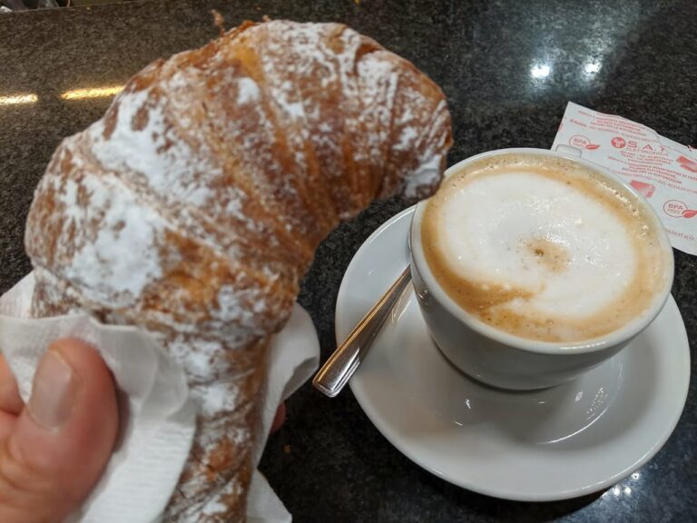 Scopri di più sull'articolo Ti accorgi di essere nella capitale economica d’Italia quando al bar della…