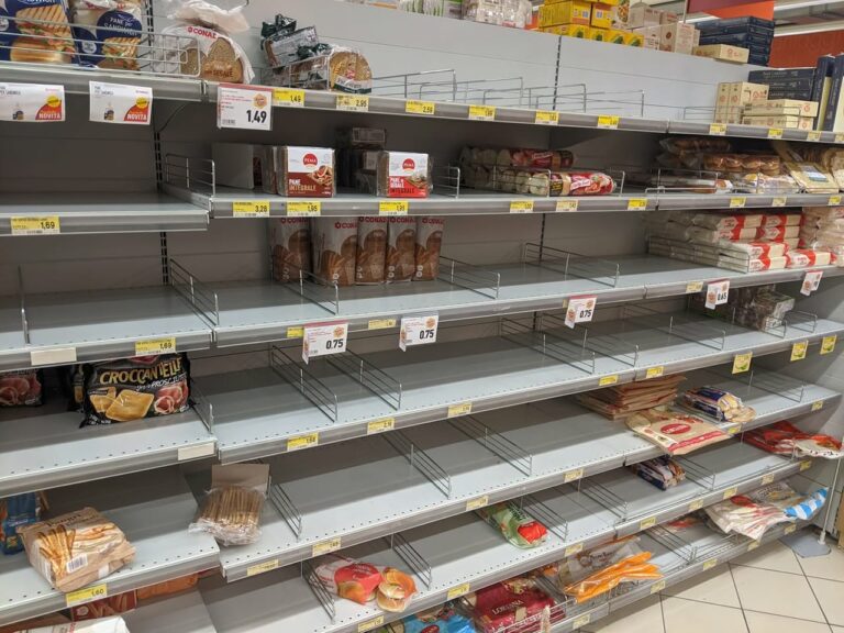Scopri di più sull'articolo Il guaio è che quando le mandrie di bufali assaltano i supermercati costringono…