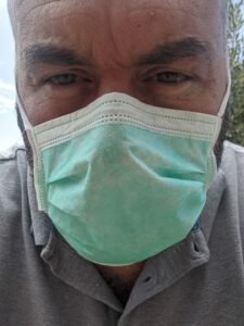 Scopri di più sull'articolo Speravo nell’anonimato dato dalla mascherina per non dover salutare quelli che…