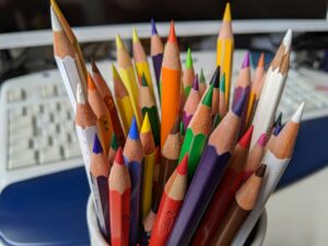 Scopri di più sull'articolo Un’altra cosa che mi rilassa tantissimo è temperare matite colorate. Avere le…