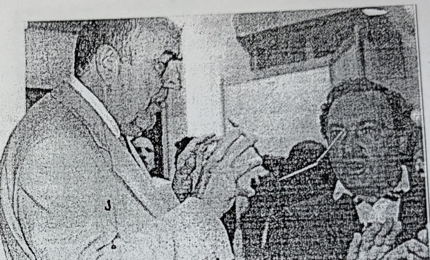 Il prefetto Altorio discute con lo scultore Amelio