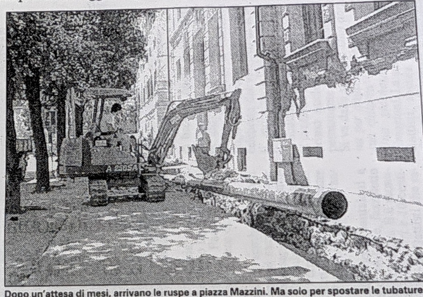 Dopo un'attesa di mesi, arrivano le ruspe a piazza Mazzini. Ma solo per spostare le tubature