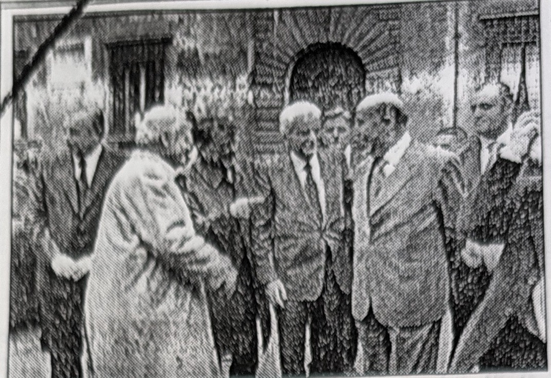 Al centro Sergio Mattarella fra l'onorevole Carotti e il prefetto Altorio