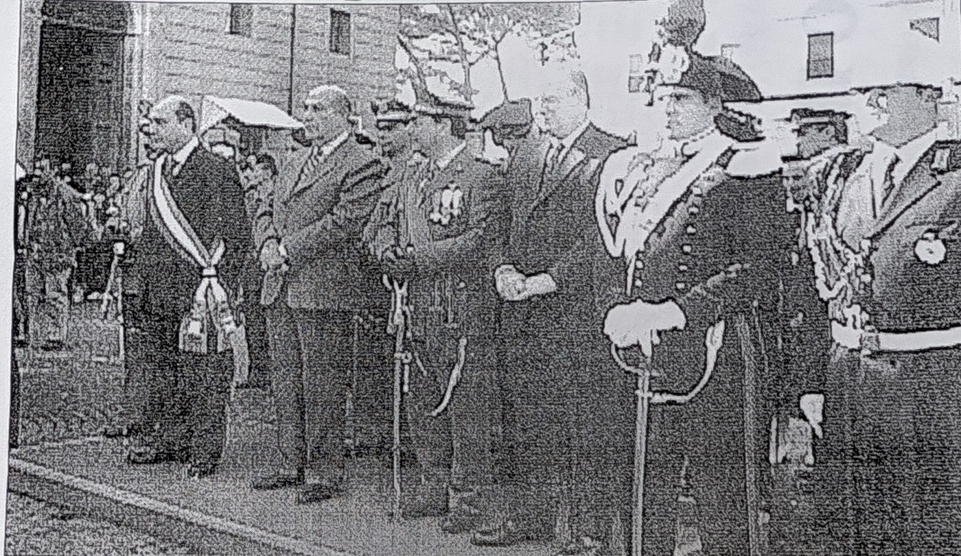 Cerimonia di commemorazione in piazza del Comune a Rieti con autorità civili, militari e religiose.