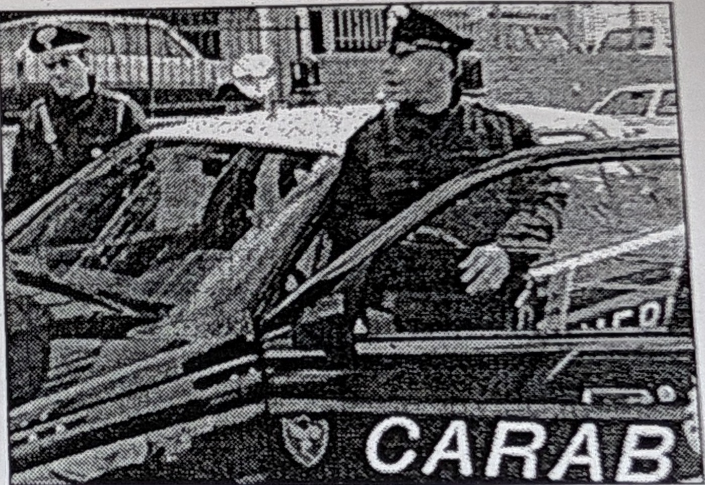I carabinieri di Poggio Mirteto accanto alla gazzella di pattuglia dell'Arma.