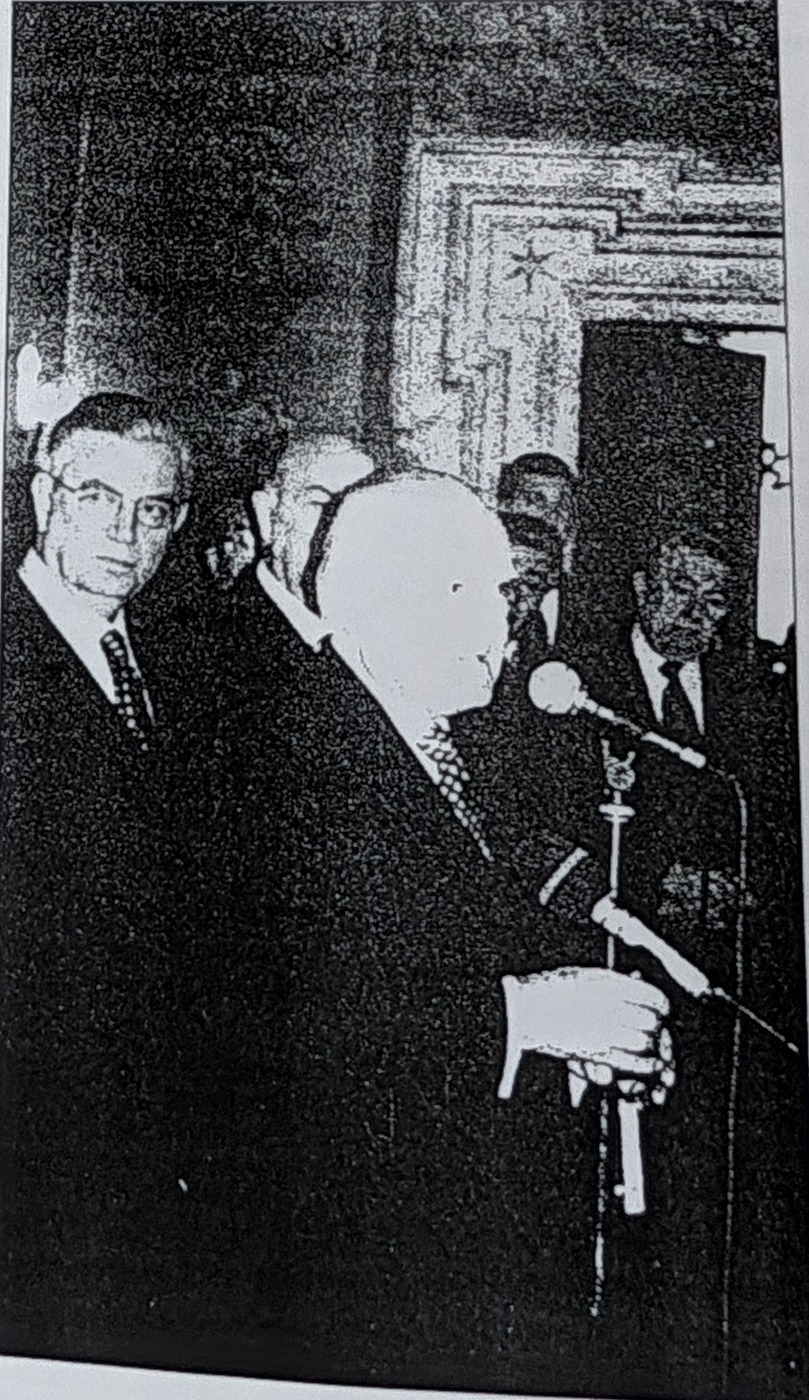 Il Presidente della Repubblica Oscar Luigi Scalfaro parla al microfono affiancato dallo scultore Bernardino Morsani e da altri delegati.