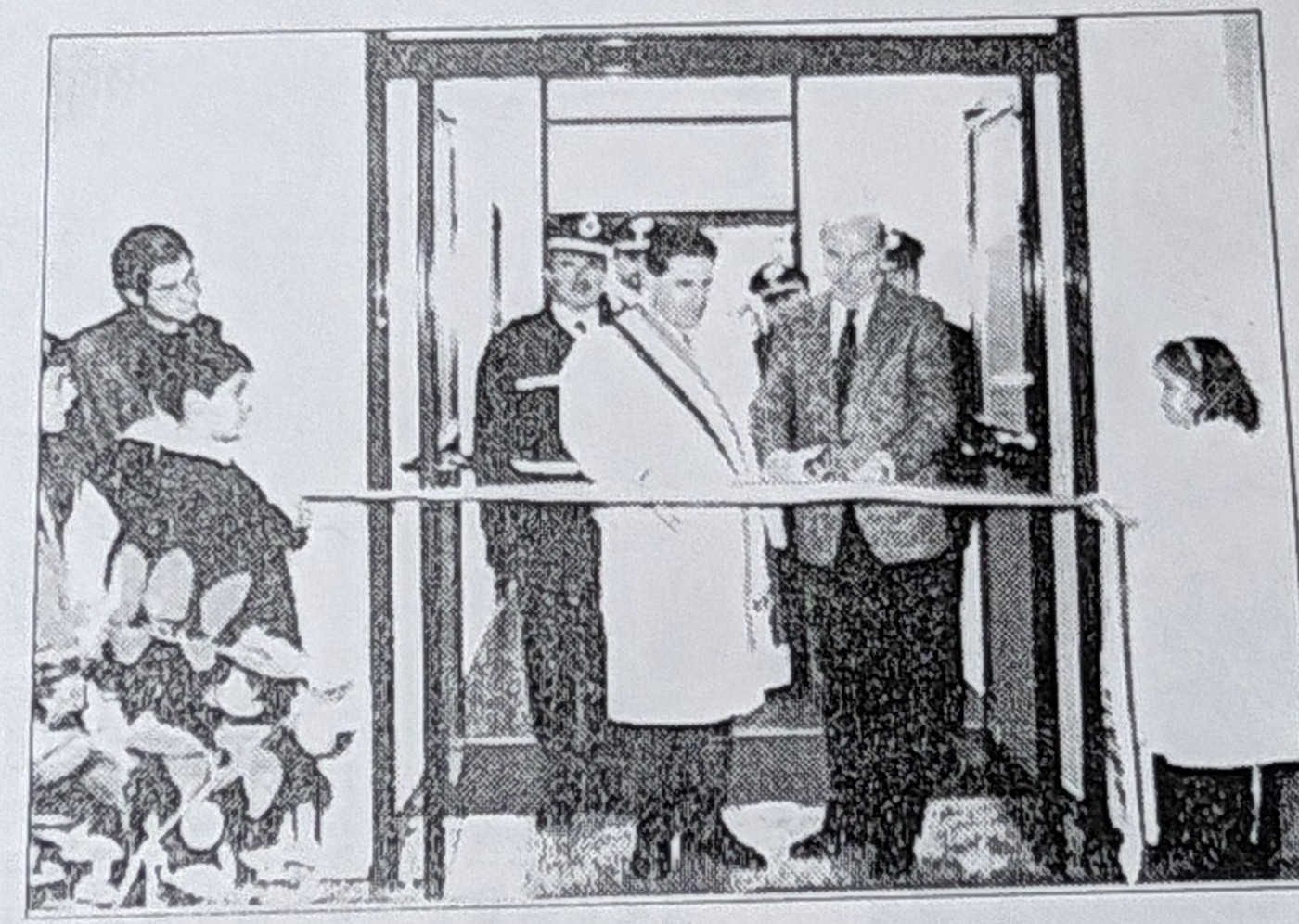 Il prefetto Giuseppe Altorio durante il taglio del nastro alla presenza del sindaco Gastone Bianchetti e di altre autorità.