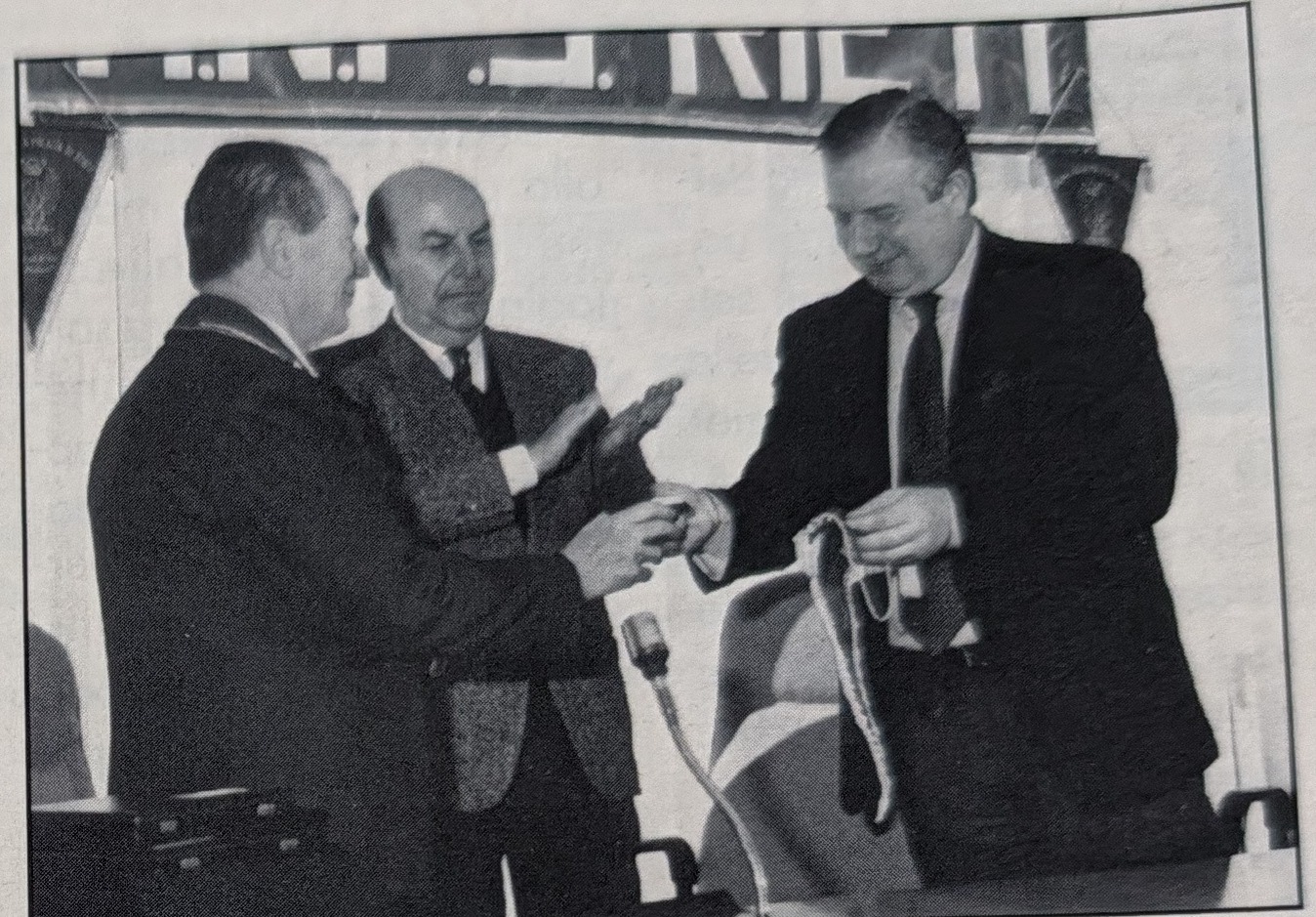 Il vice presidente Rocci consegna il gagliardetto della sezione e i distintivi dell'Anps al socio onorario dott. Americo Di Censo / Il socio onorario dell'Anps dott. Giuseppe Altorio, Prefetto di Rieti, consegna una targa d'argento per meriti associativi al consigliere e segretario economo della sezione Danilo Ragghianti.