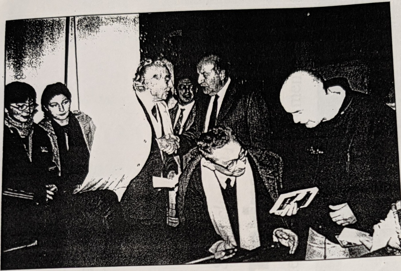 Vincenzo Altieri al momento della firma delle dediche.
Alle sue spalle: il prefetto Altorio, il sen. Bernardinetti e il segretario del PPI Belgrado.