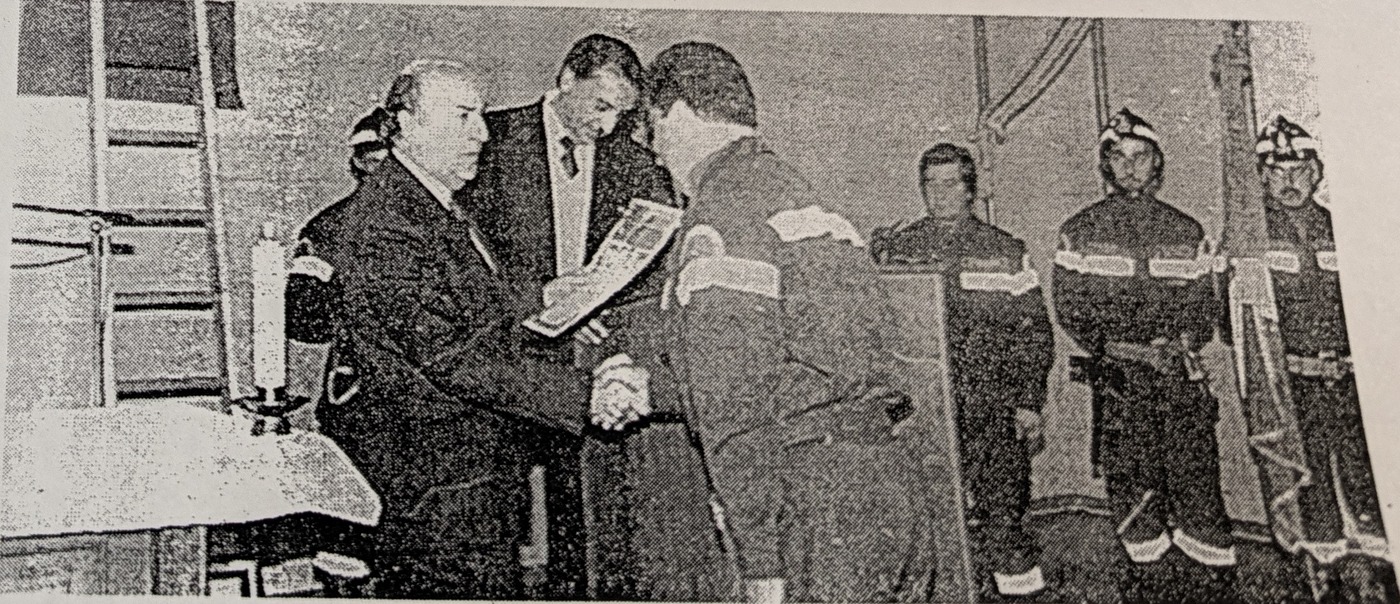 Il Prefetto e l'ing. Grillini consegnano un diploma