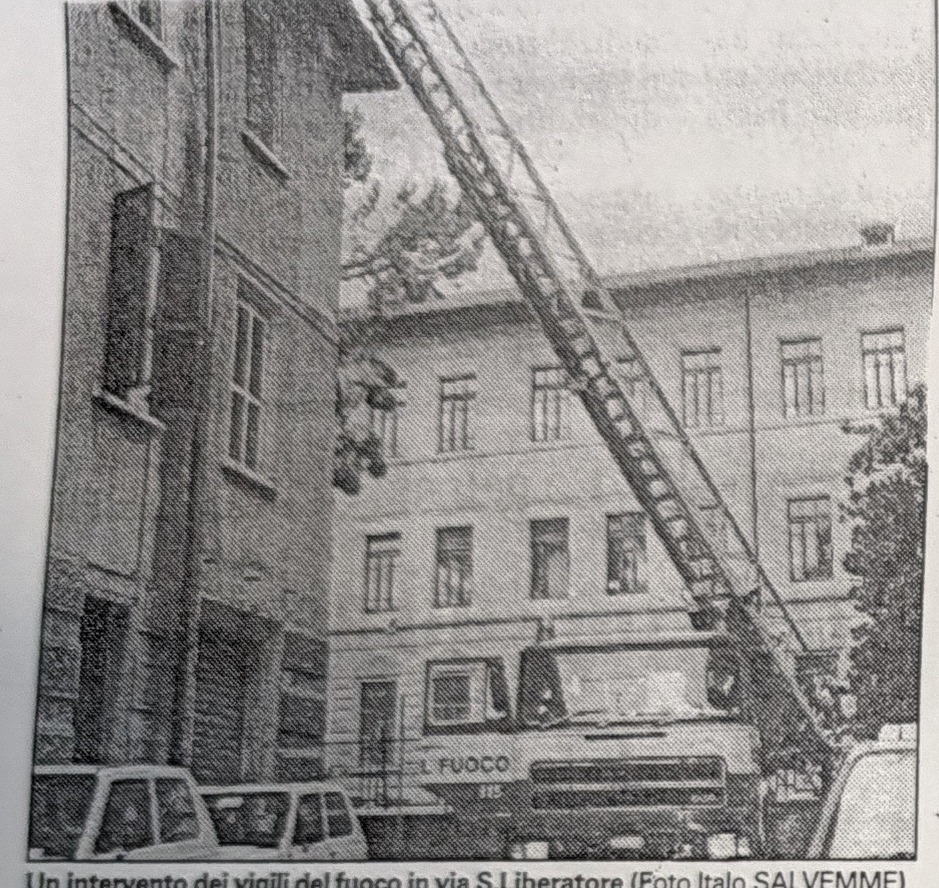 Un intervento dei vigili del fuoco in via S.Liberatore (Foto Italo SALVEMME) / A sinistra la scalinata di San Pietro martire chiusa da transenne Stessa sorte è toccata a quella dell'Episcopio. Sopra i genitori dei bambini della scuola elementare di san Benedetto hanno occupato per protesta i locali di via Nuova: i loro figli sono stati 