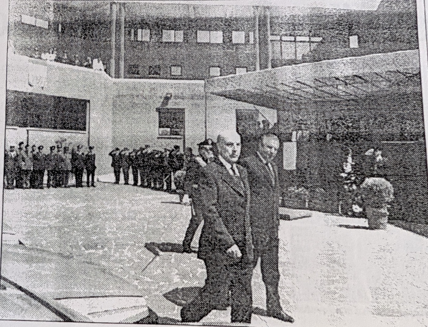 Il prefetto Giuseppe Altorio insieme a vari ospiti e autorità durante la cerimonia per il 52° anniversario della Repubblica nel cortile della Prefettura.