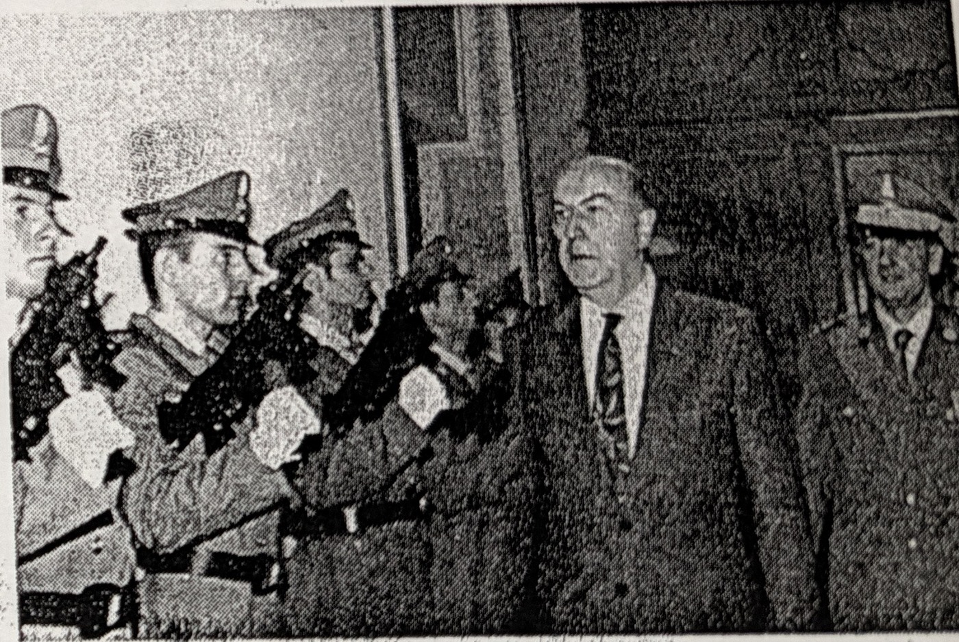 Il prefetto Altorio e il col. Caprioni passano la rassegna