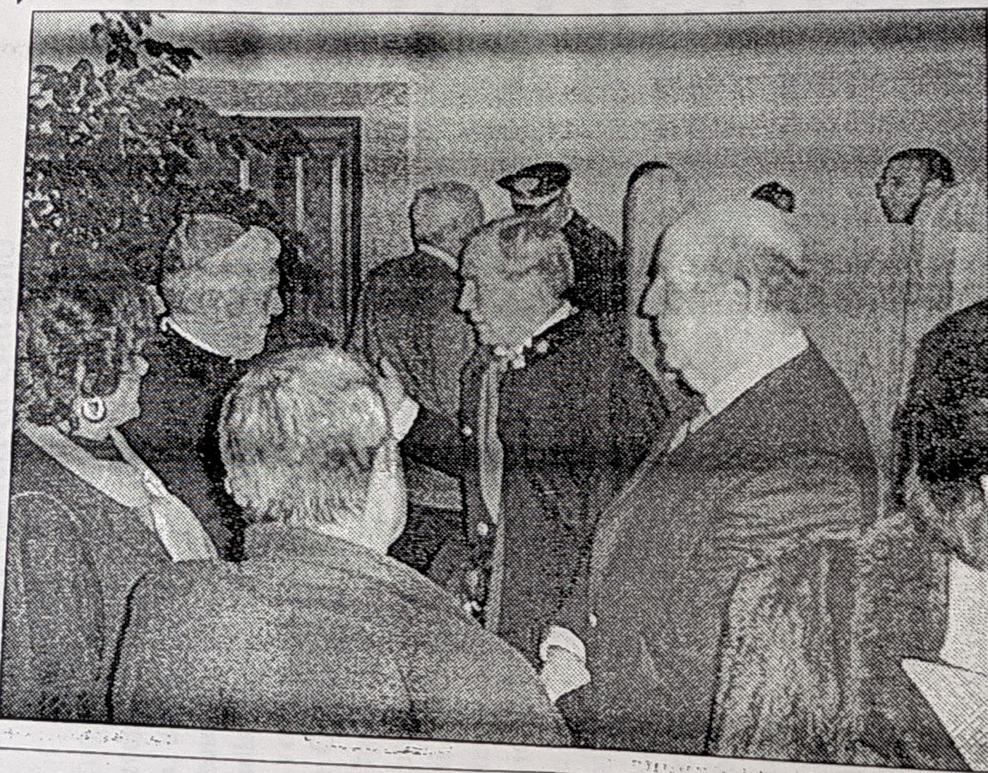 I vescovi Lucarelli e Boccaccio e il colonnello Citti all'inaugurazione della mostra fotografica.