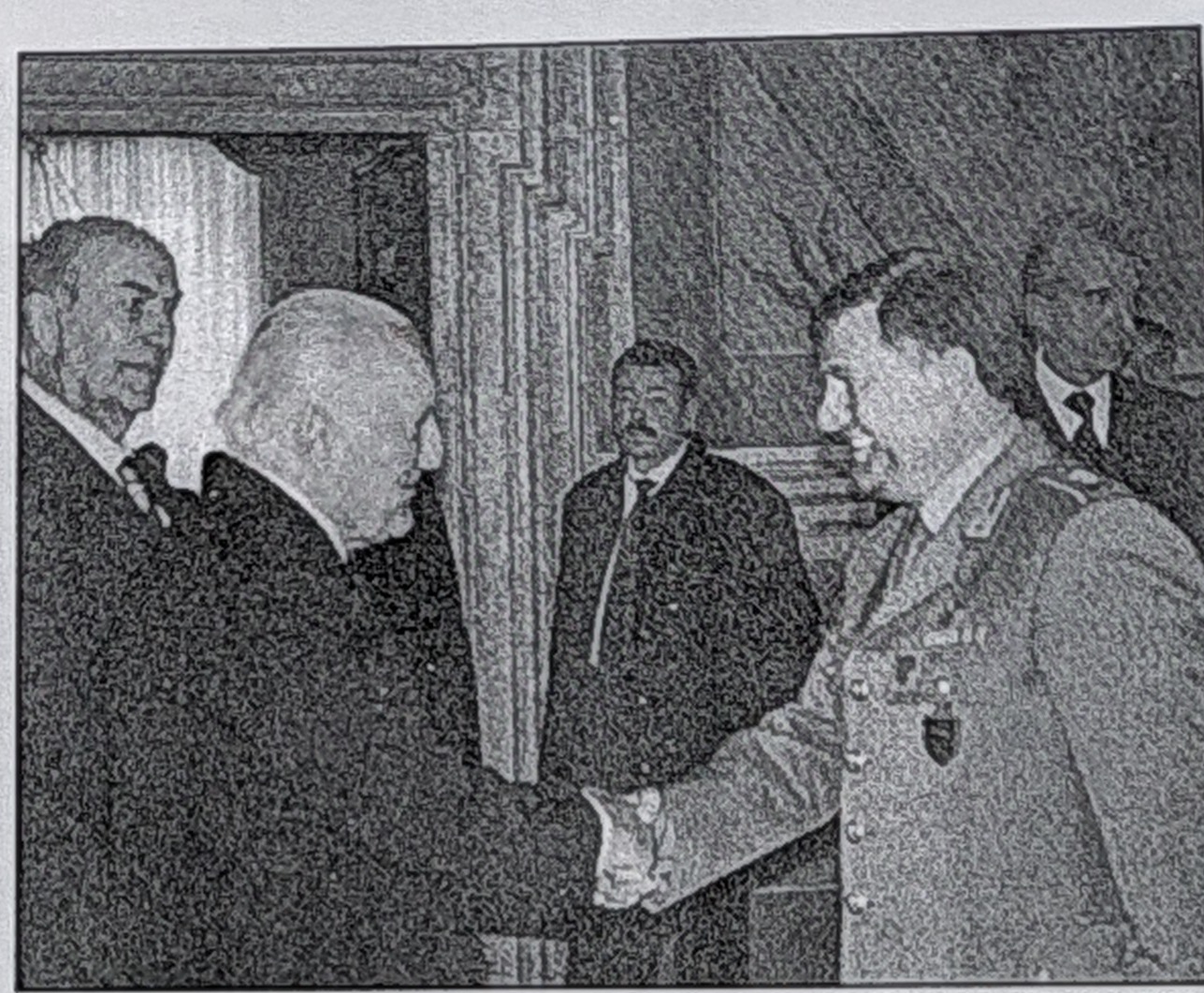 Il comandante Piccinni saluta il presidente Scalfaro