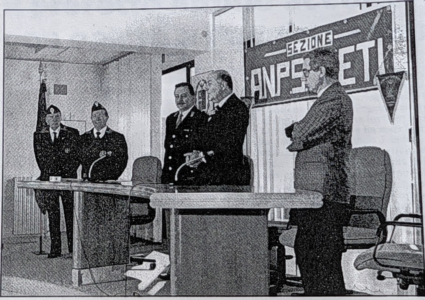 Al centro: il prefetto dott. Giuseppe Altorio mentre parla agli iscritti dell'A.N.P.S.