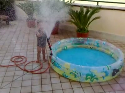 Scopri di più sull'articolo Da bravi genitori infami, abbiamo cercato di fargli guardare nell’innaffiatore…