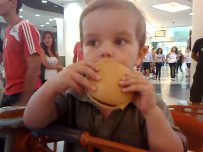 Scopri di più sull'articolo Giacomo posto di fronte al suo primo hamburger giustamente si rivela disgustato…