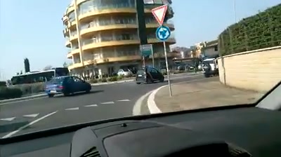 Scopri di più sull'articolo Comprare una Hummer da 2,5 tonnellate perché fa macho: 50 mila euro con…