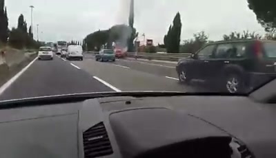 Scopri di più sull'articolo Nel frattempo sul raccordo una bella vettura rosso FUOCO s’appiccia in corsia…