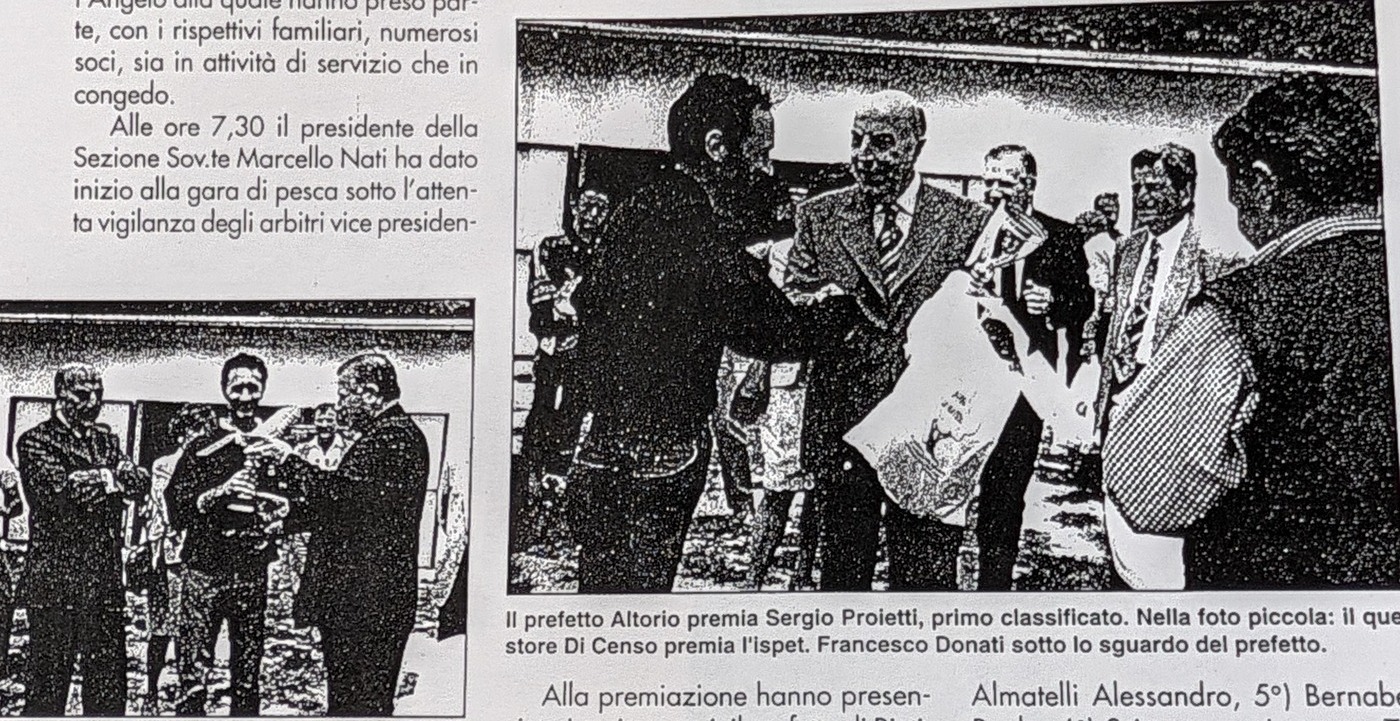Il prefetto Altorio premia Sergio Proietti, primo classificato. Nella foto piccola: il questore Di Censo premia l'ispet. Francesco Donati sotto lo sguardo del prefetto.