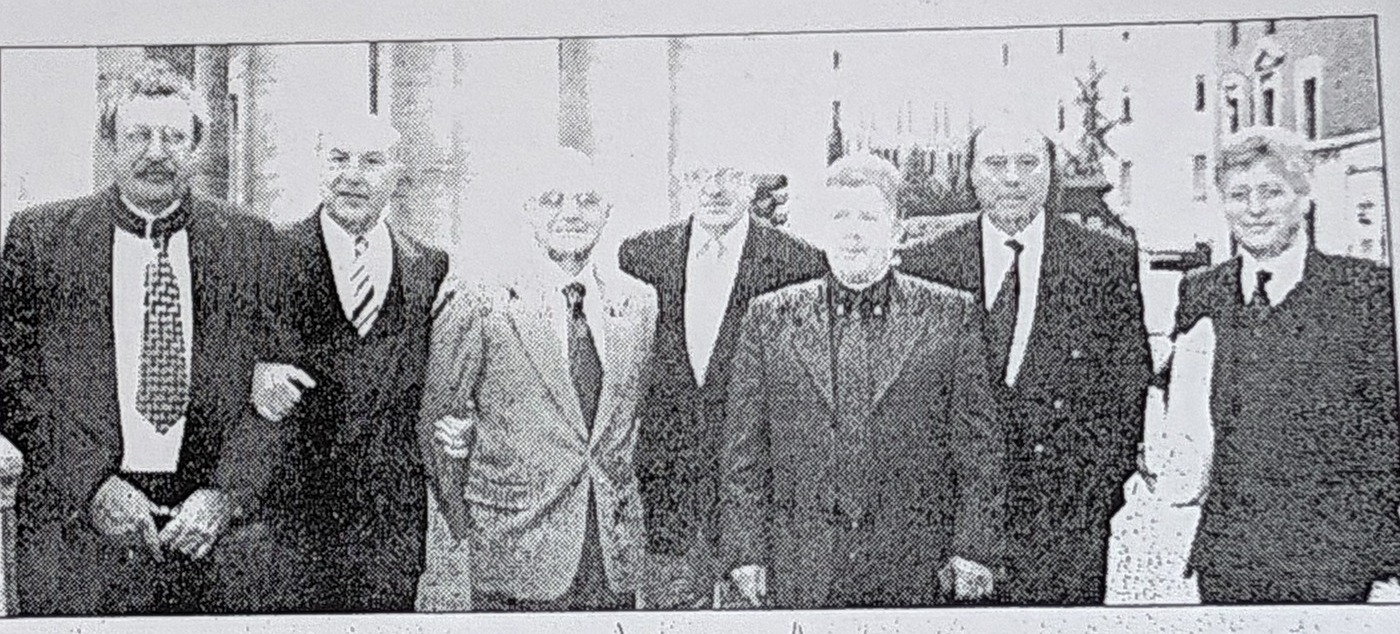 La delegazione della Provincia con il Prefetto Altorio in piazza S.Pietro prima dell'udienza papale