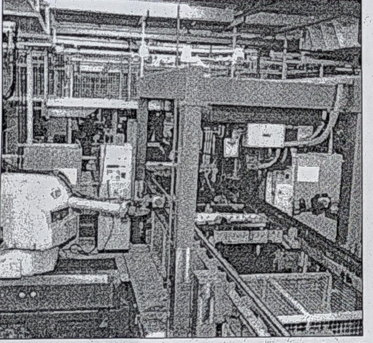 Interno di uno stabilimento industriale con macchinari e operai al lavoro