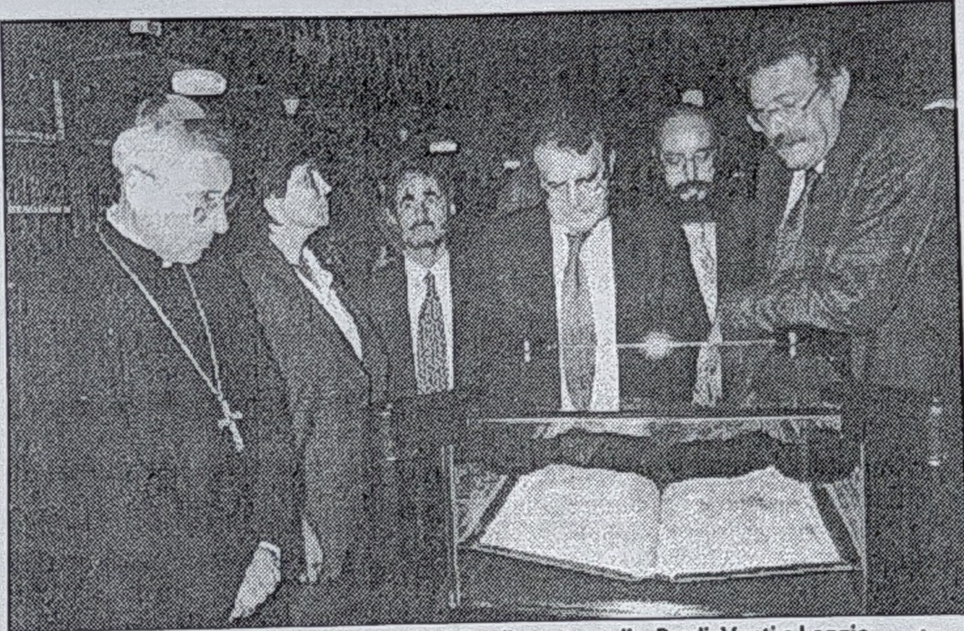Da sinistra monsignor Lucarelli, la moglie di Prodi, una guardia, Prodi, Venti e Leggio