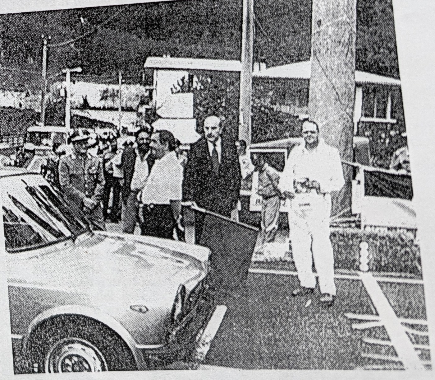 Una grande folla di appassionati (sopra) all'arrivo dei concorrenti, il prefetto Altorio ed il presidente Aci de Sanctis al via, un bolide esce da un tornante e la fila delle auto alla partenza (Foto di Francesco Santori)