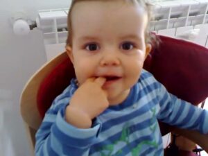Scopri di più sull'articolo Adora il succo di limone, anche se fa delle smorfie un po’ strane… He loves…