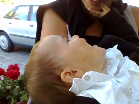 Scopri di più sull'articolo Quante risate con mamma. Ma anche con papà! Laughing outside a bar in…